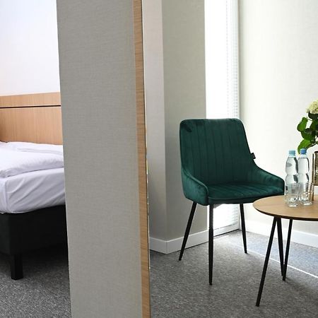 Hotel Parrot Raszyn Extérieur photo