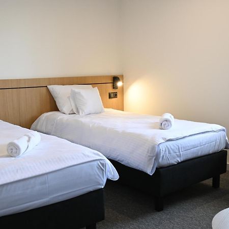 Hotel Parrot Raszyn Extérieur photo