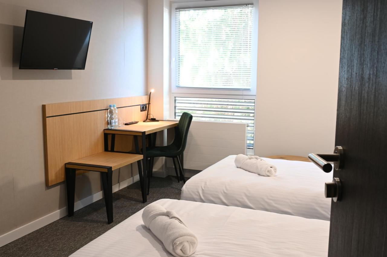 Hotel Parrot Raszyn Extérieur photo