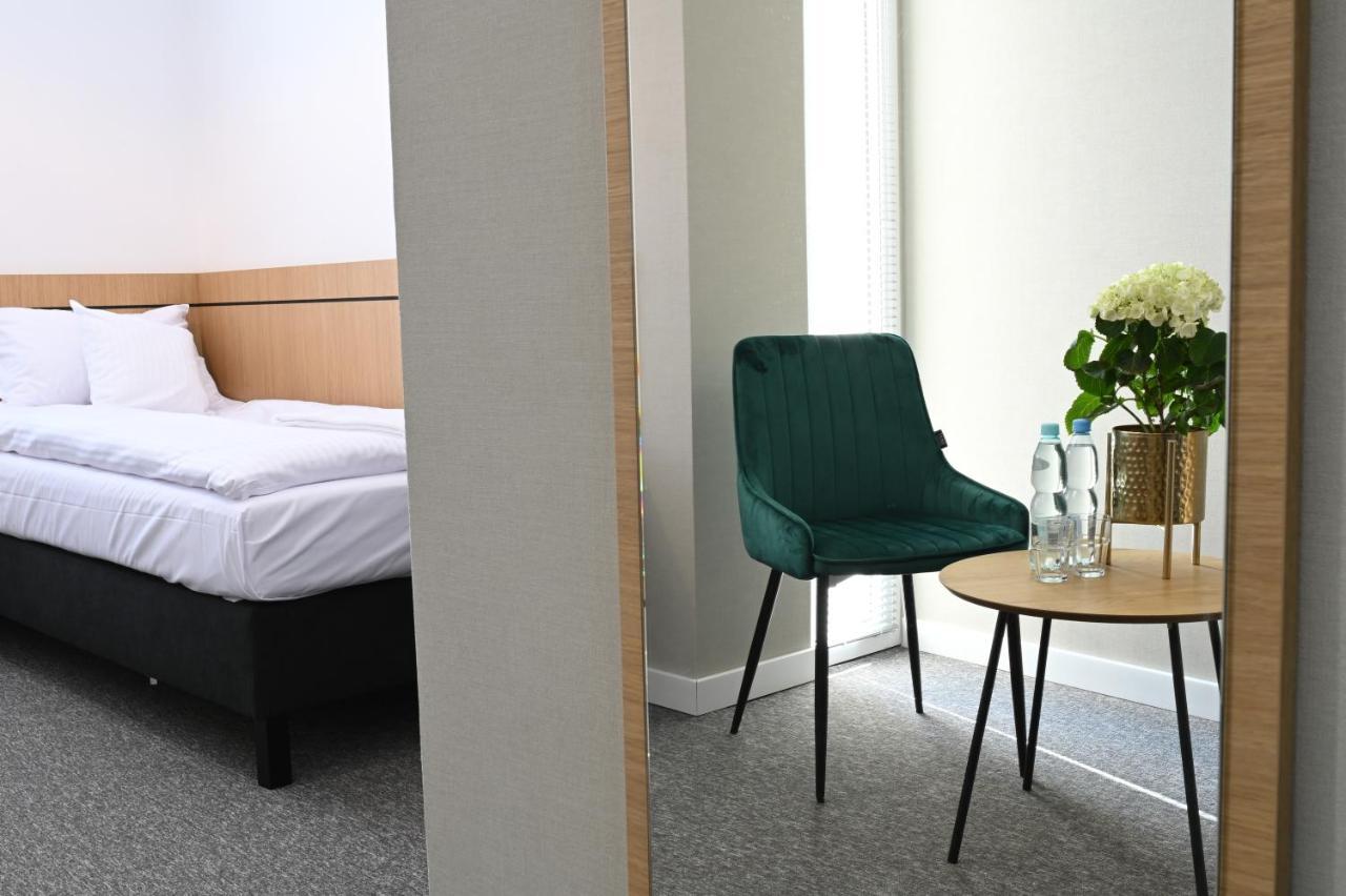 Hotel Parrot Raszyn Extérieur photo