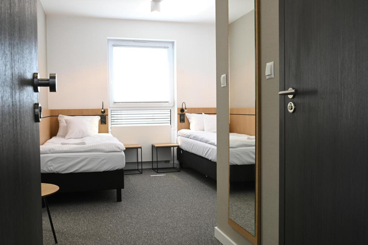 Hotel Parrot Raszyn Extérieur photo