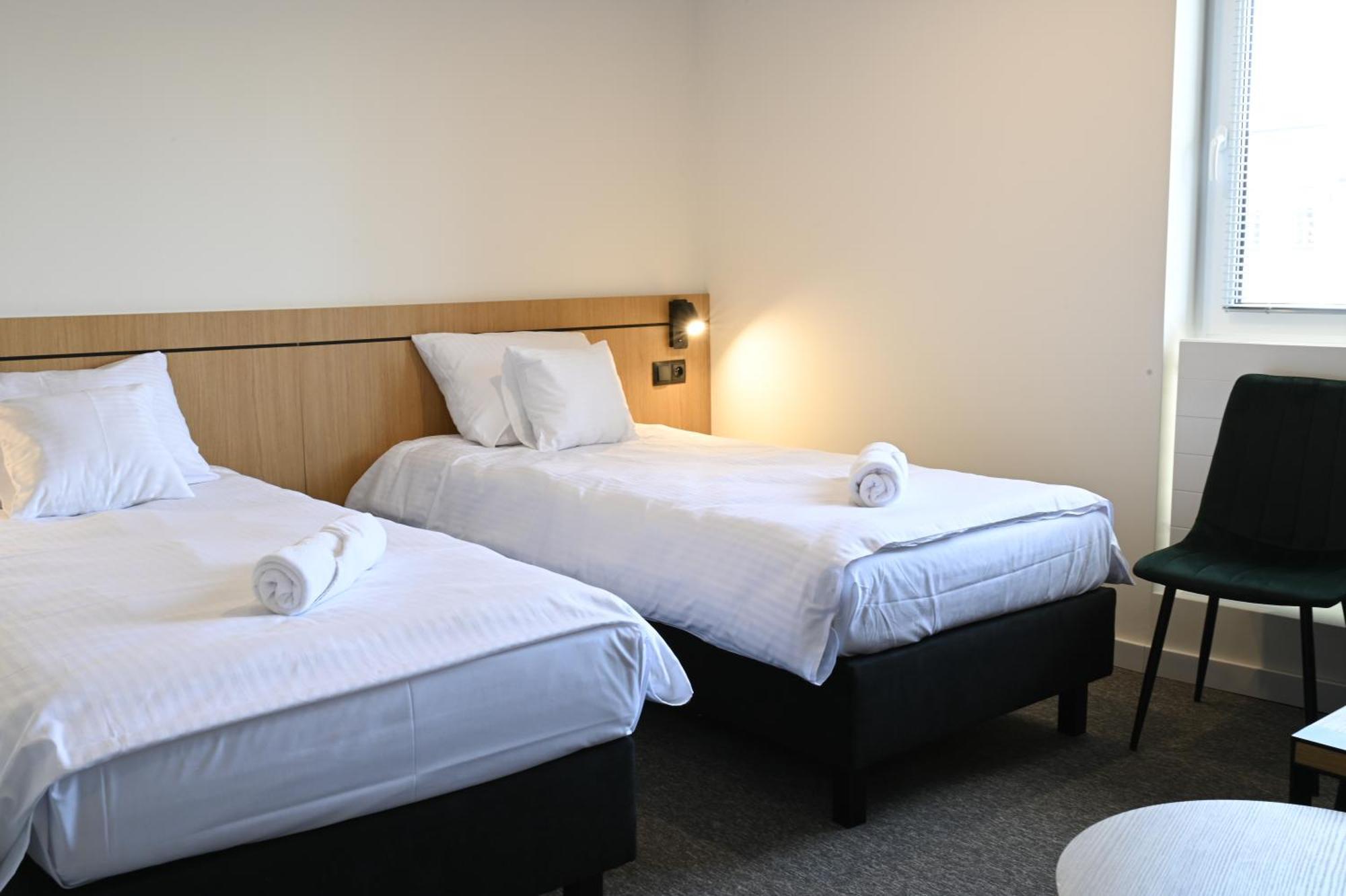 Hotel Parrot Raszyn Extérieur photo